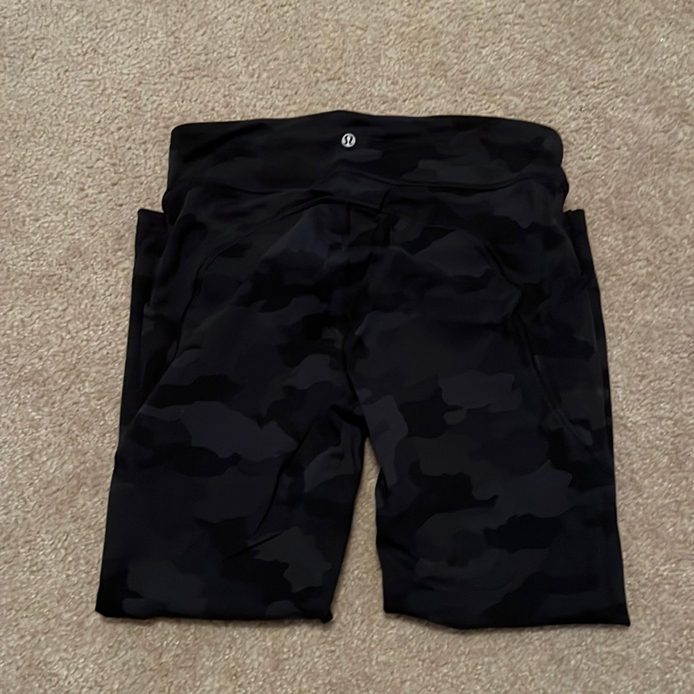 Lululemon invigorate 25” black and gray camo leggings